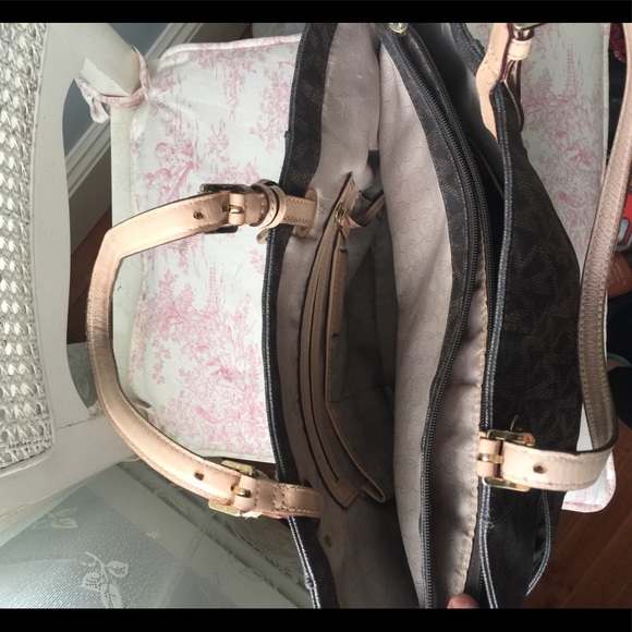 PRICE REDUCED‼️Michael Kors signature tote bag - Picture 3 of 8